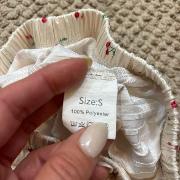 Ladies Off White and Cherry Print Loung Shorts Size Smalll - Picture 5 of 6